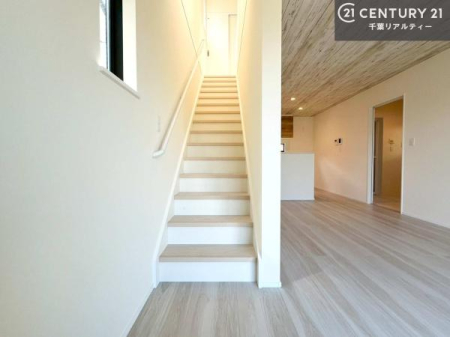 ���̑����� ���r���O�C���K�i�ŃR�~���j�P�[�V���������₷�����r���O�I