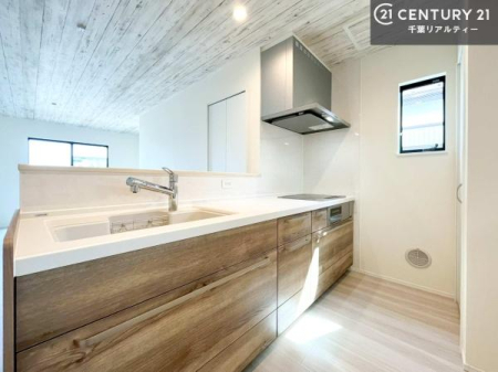 �L�b�`�� ��l�C�̑Ζʎ��V�X�e���L�b�`�����̗p���Ă��܂��I���Ƒ��̃R�~���j�P�[�V���������R�Ƒ�����݌v�ł��B
���q�l�ɂ��ڂ��͂��̂Ŋ������ł��ˁB���[�͂�����܂��I