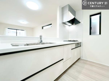 �L�b�`�� ��l�C�̑Ζʎ��V�X�e���L�b�`�����̗p���Ă��܂��I���Ƒ��̃R�~���j�P�[�V���������R�Ƒ�����݌v�ł��B
���q�l�ɂ��ڂ��͂��̂Ŋ������ł��ˁI�L�X�g���ĉ��K�ō�Ƃ��i�݂܂��B