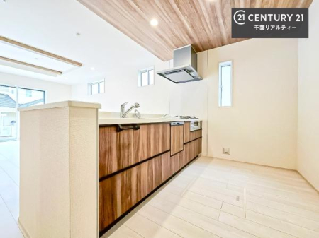 �L�b�`�� ��Ƃ肠�钲���X�y�[�X�ō�Ƃ����₷�����K�ȃL�b�`���ł��I
���q�l�ƈꏏ�ɂ��َq������y���߂�L�X�X�y�[�X�ł��B�y�����������ԂɂȂ肻���ł��ˁI