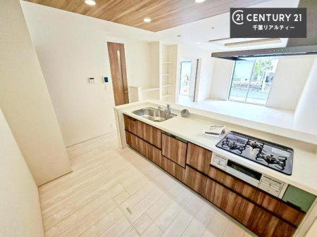 �L�b�`�� ��l�C�̑Ζʎ��V�X�e���L�b�`�����̗p���Ă��܂��I���Ƒ��̃R�~���j�P�[�V���������R�Ƒ�����݌v�ł��B
���q�l�ɂ��ڂ��͂��̂Ŋ������ł��ˁB���[�͂�����܂��I