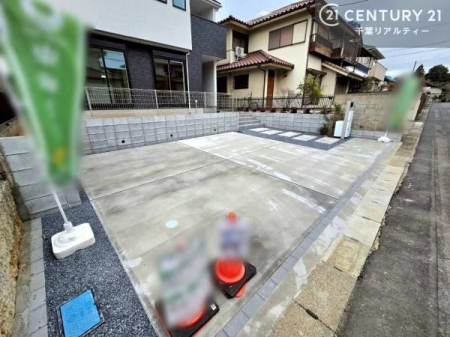 ���ԏ� ���ԃX�y�[�X��3�䕪����܂�(�Ԏ�ɂ��)�I�Z�J���h�J�[�͂������A�o�C�N�⎩�]�ԂȂǂ��u���ꏊ�ɍ���܂���B