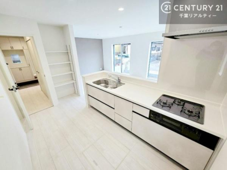 �L�b�`�� ��l�C�̑Ζʎ��V�X�e���L�b�`�����̗p���Ă��܂��I���Ƒ��̃R�~���j�P�[�V���������R�Ƒ�����݌v�ł��B
���q�l�ɂ��ڂ��͂��̂Ŋ������ł��ˁI�L�X�g���ĉ��K�ō�Ƃ��i�݂܂��B