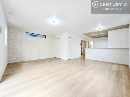 ���r���O �A�N�Z���g�N���X���̗p�������r���O�́A��Ԃɂ��肰�Ȃ����Ə㎿�������o�B�������S�̂̕��͋C���������߁A�������ŗ�����������Ԃ��L����܂��B