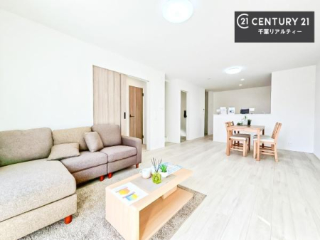 ���r���O ��؂ȉƑ����W�܂邩�炱��LDK�ɂ͂�����肽���B
�q�����������C�ɏ΂��Ȃ��瑖�����Ă���p�����������u�L���Ƃɂ��ėǂ������v�Ǝv���u�Ԃł��B