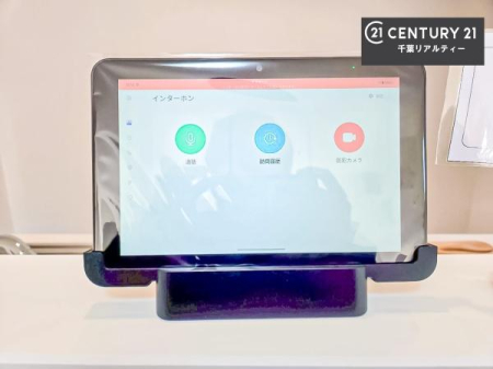 ���̑����� 24���Ԙ^��@�\���ڂ̃C���^�[�z���ŁA�h�Ƃ����q�Ή�������1��B�K��҂̗L���Ɋւ�炸���֑O��^�悵�A�Ƒ��̈��S�����܂��B