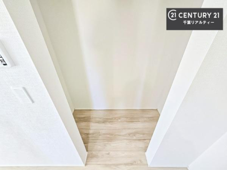 ���[ �p���g���[�t���I���Ă�������A�H�ނ̃X�g�b�N�͂������A�傫�ȉו����X�b�L�����ڂ��邱�Ƃ��ł��܂��I
���񌻒n�ł��m���߂��������B