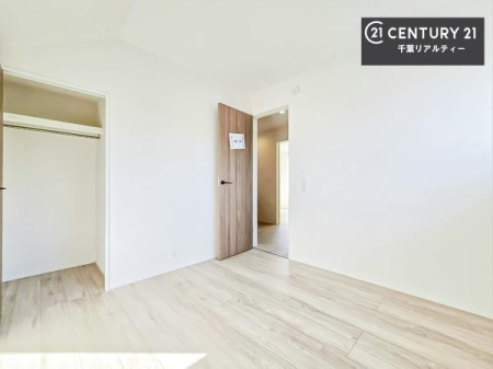 �q������ ���[�X�y�[�X���������Ă���A�ߗނ₨������A�w�p�i�Ȃǂ��������萮���ł��܂��B���������L���g���邽�߁A���K�Ő������Z��Ԃ��������܂��B