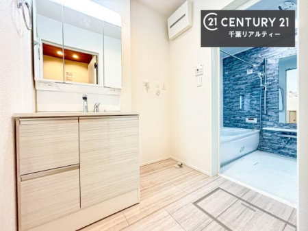 ���ʑ�E���ʏ� �O�ʋ��d�l�̐��ʏ��́A�g�����Ȃ݂����₷������I���͎��[�ɂȂ��Ă��܂��B�h���C���[�₨���ϓ����Еt������̂Ő��ʑ������X�b�L���ƌ����邱�Ƃ��o���܂��I