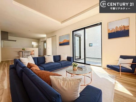 ���r���O �Ƌ��CG�p�[�X�ł��B��؂ȉƑ����W�܂邩�炱��LDK�ɂ͂�����肽���B
�q�����������C�ɏ΂��Ȃ��瑖�����Ă���p�����������u�L���Ƃɂ��ėǂ������v�Ǝv���u�Ԃł��B