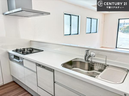 �L�b�`�� ��l�C�̑Ζʎ��V�X�e���L�b�`�����̗p���Ă��܂��I���Ƒ��̃R�~���j�P�[�V���������R�Ƒ�����݌v�ł��B
���q�l�ɂ��ڂ��͂��̂Ŋ������ł��ˁI�L�X�g���ĉ��K�ō�Ƃ��i�݂܂��B