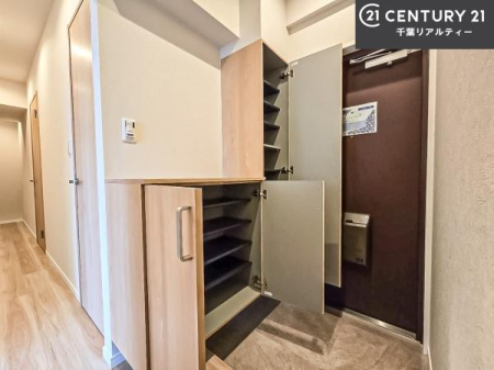 ���� �V���[�Y�{�b�N�X�t���B���ւ��Еt�����|�������₷���ł��I
�X�b�L���������ւŌ˂��J�����u�ԁA�������̂���S�n������Ԃ��o�}���Ă���܂��B