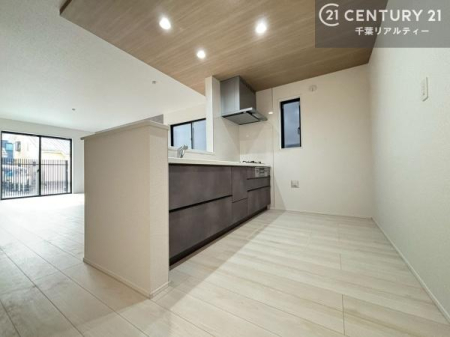 �L�b�`�� ��l�C�̑Ζʎ��V�X�e���L�b�`�����̗p���Ă��܂��I���Ƒ��̃R�~���j�P�[�V���������R�Ƒ�����݌v�ł��B
���q�l�ɂ��ڂ��͂��̂Ŋ������ł��ˁB�L�X�g���ĉ��K�ɍ�Ƃ��i�݂܂��B