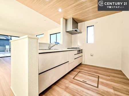 �L�b�`�� ��l�C�̑Ζʎ��V�X�e���L�b�`�����̗p���Ă��܂��I���Ƒ��̃R�~���j�P�[�V���������R�Ƒ�����݌v�ł��B
���q�l�ɂ��ڂ��͂��̂Ŋ������ł��ˁB�L�X�g���ĉ��K�ɍ�Ƃ��i�݂܂��B