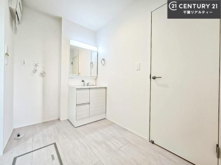 ���ʑ�E���ʏ� �O�ʋ��d�l�̐��ʏ��́A�g�����Ȃ݂����₷������I���͎��[�ɂȂ��Ă��܂��B�h���C���[�₨���ϓ����Еt������̂Ő��ʑ������X�b�L���ƌ����邱�Ƃ��o���܂��I