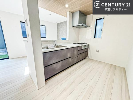 �L�b�`�� ��Ƃ肠�钲���X�y�[�X�ō�Ƃ����₷�����K�ȃL�b�`���ł��I
���q�l�ƈꏏ�ɂ��َq������y���߂�L�X�X�y�[�X�ł��B�y�����������ԂɂȂ肻���ł��ˁI