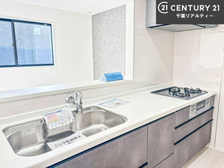 �L�b�`�� ��l�C�̑Ζʎ��V�X�e���L�b�`�����̗p���Ă��܂��I���Ƒ��̃R�~���j�P�[�V���������R�Ƒ�����݌v�ł��B
���q�l�ɂ��ڂ��͂��̂Ŋ������ł��ˁB�L�X�g���ĉ��K�ɍ�Ƃ��i�݂܂��B