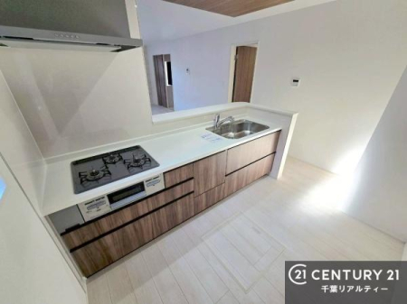 �L�b�`�� ��l�C�̑Ζʎ��V�X�e���L�b�`�����̗p���Ă��܂��I���Ƒ��̃R�~���j�P�[�V���������R�Ƒ�����݌v�ł��B
���q�l�ɂ��ڂ��͂��̂Ŋ������ł��ˁB�L�X�g���ĉ��K�ɍ�Ƃ��i�݂܂��B