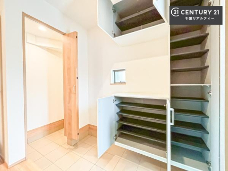 ���� �V���[�Y�{�b�N�X�t���Ȃ̂ŁA���ւ��Еt�����|�������₷���ł��I
�X�b�L���������ւŌ˂��J�����u�ԁA�������̂���S�n������Ԃ��o�}���Ă���܂��B