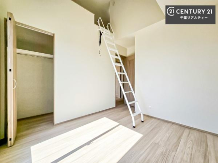 �m�� �L�x�Ȏ��[�X�y�[�X�ŁA�Z��Ԃ�������B
��������}���A��������Ԃ�ۂĂ���[�[���̏Z�܂��ł��B