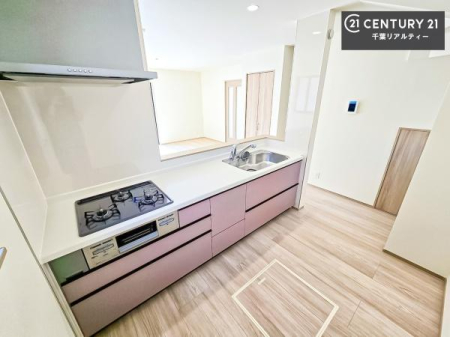 �L�b�`�� ��l�C�̑Ζʎ��V�X�e���L�b�`�����̗p���Ă��܂��I���Ƒ��̃R�~���j�P�[�V���������R�Ƒ�����݌v�ł��B
���q�l�ɂ��ڂ��͂��̂Ŋ������ł��ˁI�L�X�g���ĉ��K�ō�Ƃ��i�݂܂��B