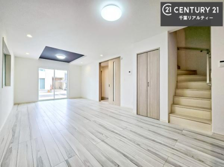 ���r���O ���r���O�K�i���̗p���邱�ƂŁA�Ƒ������R�Ɗ�����킹�铮���݌v�B
�O�o��A��̍ۂɕK�����r���O��ʂ邽�߁A�R�~���j�P�[�V���������܂�₷���A�Ƒ��̋C�z�������Ȃ����点�܂��B