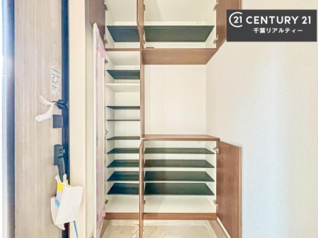 ���� �V���[�Y�{�b�N�X�t���Ȃ̂ŁA���ւ��Еt�����|�������₷���ł��I
�X�b�L���������ւŌ˂��J�����u�ԁA�������̂���S�n������Ԃ��o�}���Ă���܂��B