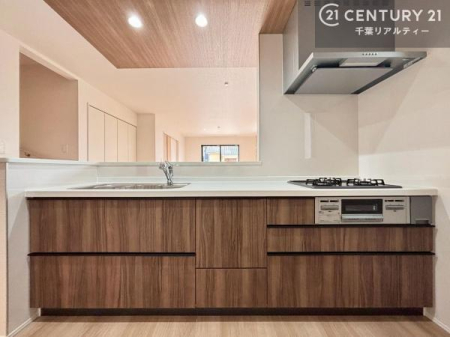 �L�b�`�� ��l�C�̑Ζʎ��V�X�e���L�b�`�����̗p���Ă��܂��I���Ƒ��̃R�~���j�P�[�V���������R�Ƒ�����݌v�ł��B
���q�l�ɂ��ڂ��͂��̂Ŋ������ł��ˁB�L�X�g���ĉ��K�ɍ�Ƃ��i�݂܂��B