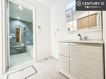 ���ʑ�E���ʏ� �O�ʋ��d�l�̐��ʏ��́A�g�����Ȃ݂����₷������I���͎��[�ɂȂ��Ă��܂��B�h���C���[�₨���ϓ����Еt������̂Ő��ʑ������X�b�L���ƌ����邱�Ƃ��o���܂��I