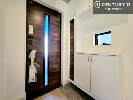 ���� ���ւ̃V���[�Y�{�b�N�X�́A���[�͗ǍD�ŌC���������萮���ł��邾���łȂ��A�㕔������I�Ƃ��Ċ��p�\�B���C�ɓ���̏�����O���[����u���΁A���q���}���邨�����ȋ�ԂɎd�オ��܂��I