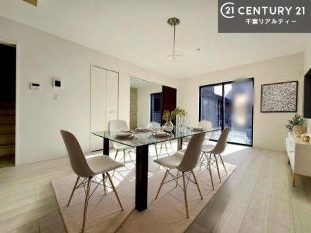 ���r���O �Ƌ��CG�p�[�X�ł��B��؂ȉƑ����W�܂邩�炱��LDK�ɂ͂�����肽���B
�q�����������C�ɏ΂��Ȃ��瑖�����Ă���p�����������u�L���Ƃɂ��ėǂ������v�Ǝv���u�Ԃł��B