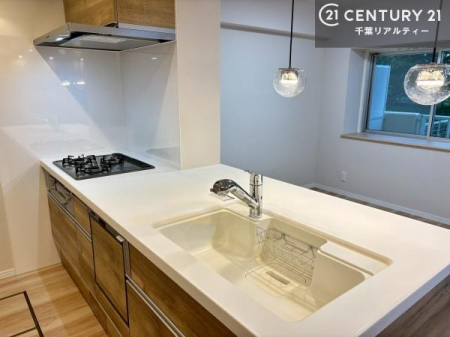 �L�b�`�� �J�b�v�{�[�h�t���̃L�b�`���ł��B
�L�b�`���͉����ƃK�`���K�`���������ł��B�d�q�����W�␆�ъ���u���܂����A��������̐H��͒I�Ɏ��[���\�ł��B