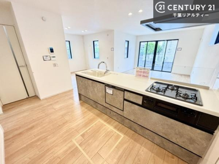 �L�b�`�� ��Ƃ肠�钲���X�y�[�X�ō�Ƃ����₷�����K�ȃL�b�`���ł��I
���q�l�ƈꏏ�ɂ��َq������y���߂�L�X�X�y�[�X�ł��B�y�����������ԂɂȂ肻���ł��ˁI