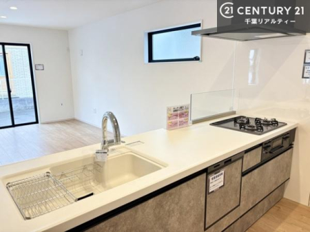 �L�b�`�� ��l�C�̑Ζʎ��V�X�e���L�b�`�����̗p���Ă��܂��I���Ƒ��̃R�~���j�P�[�V���������R�Ƒ�����݌v�ł��B
���q�l�ɂ��ڂ��͂��̂Ŋ������ł��ˁI�L�X�g���ĉ��K�ō�Ƃ��i�݂܂��B