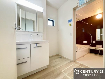 ���ʑ�E���ʏ� �O�ʋ��d�l�̐��ʏ��́A�g�����Ȃ݂����₷������I���͎��[�ɂȂ��Ă��܂��B�h���C���[�₨���ϓ����Еt������̂Ő��ʑ������X�b�L���ƌ����邱�Ƃ��o���܂��I