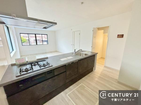 �L�b�`�� ���[�X�y�[�X���[�����Ă���A�L�b�`���܂�����������ƕۂ��Ȃ���A�L�X�Ƃ��������X�y�[�X���m�ہB���K�ȍ�Ɗ��ŁA�����̂����������X���[�Y�ɂ͂��ǂ�܂��B