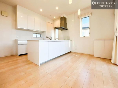 ���r���O �傫�ȑ����炽���Ղ�̗z���������閾�邢�_�C�j���O�L�b�`���B�J�����̂��郊�r���O�ŉƑ��c���̂��났�̎��Ԃ��߂����܂��B