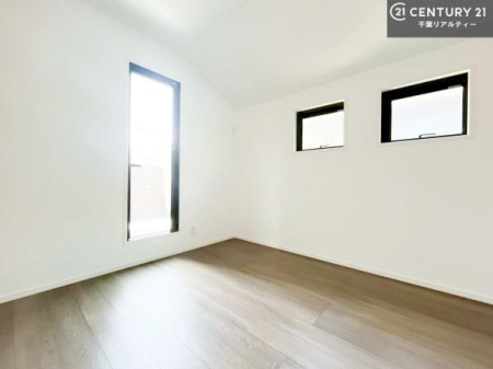 �m�� �o���R�j�[�ɖʂ����m���́A�����Ղ�̗z���ƊJ�����Ɍb�܂�A�S�n�悭�߂�������K�ȋ�Ԃł��B