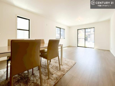 ���r���O �傫�ȑ����炽���Ղ�̗z���������閾�邢���r���O�B�J�����̂��郊�r���O�ŉƑ��c���̂��났�̎��Ԃ��߂����܂��I