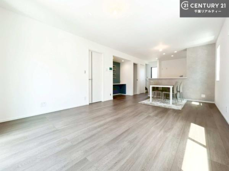 ���r���O ��؂ȉƑ����W�܂邩�炱��LDK�ɂ͂�����肽���B
�q�����������C�ɏ΂��Ȃ��瑖�����Ă���p�����������u�L���Ƃɂ��ėǂ������v�Ǝv���u�Ԃł��B