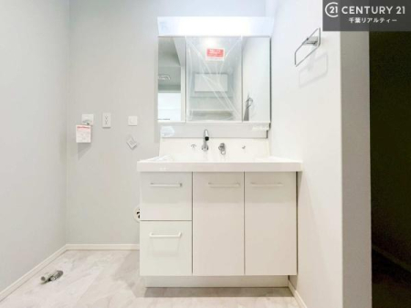 ���ʑ�E���ʏ� �O�ʋ��d�l�̐��ʏ��́A�g�����Ȃ݂����₷������I���͎��[�ɂȂ��Ă��܂��B�h���C���[�₨���ϓ����Еt������̂Ő��ʑ������X�b�L���ƌ����邱�Ƃ��o���܂��I