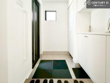 ���� �V���[�Y�{�b�N�X�t���B���ւ��Еt�����|�������₷���ł��I
�X�b�L���������ւŌ˂��J�����u�ԁA�������̂���S�n������Ԃ��o�}���Ă���܂��B