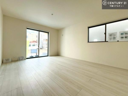 ���r���O �y���d�l�z�S�n�ǂ����r���O�͉Ƒ������R�ƏW�܂�܂��B�Ƒ��c�R�̎��Ԃ����������ł��B���Ƒ��ƁA����w�[���������Ԃ��߂��������ł��ˁB���邭�J���I�ȋ�Ԃł��B