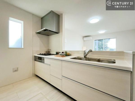 ���d�l�ʐ^(�L�b�`���j ��l�C�̑Ζʎ��V�X�e���L�b�`�����̗p���Ă��܂��I���Ƒ��̃R�~���j�P�[�V���������R�Ƒ�����݌v�ł��B
���q�l�ɂ��ڂ��͂��̂Ŋ������ł��ˁB���[�͂�����܂��I�i���d�l�j