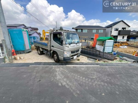 ���ԏ� ���ԃX�y�[�X��3�䕪����܂�(�Ԏ�ɂ��)�I�Z�J���h�J�[�͂������A�o�C�N�⎩�]�ԂȂǂ��u���ꏊ�ɍ���܂���B