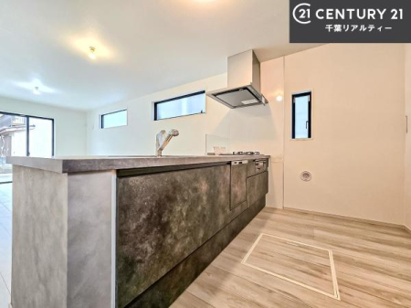 �L�b�`�� ��l�C�̑Ζʎ��V�X�e���L�b�`�����̗p���Ă��܂��I���Ƒ��̃R�~���j�P�[�V���������R�Ƒ�����݌v�ł��B
���q�l�ɂ��ڂ��͂��̂Ŋ������ł��ˁI�L�X�g���ĉ��K�ō�Ƃ��i�݂܂��B