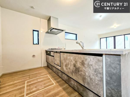 �L�b�`�� ��l�C�̑Ζʎ��V�X�e���L�b�`�����̗p���Ă��܂��I���Ƒ��̃R�~���j�P�[�V���������R�Ƒ�����݌v�ł��B
���q�l�ɂ��ڂ��͂��̂Ŋ������ł��ˁI�L�X�g���ĉ��K�ō�Ƃ��i�݂܂��B