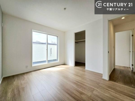 �m�� �o���R�j�[�ɖʂ����m���́A�����Ղ�̗z���ƊJ�����Ɍb�܂�A�S�n�悭�߂�������K�ȋ�Ԃł��B