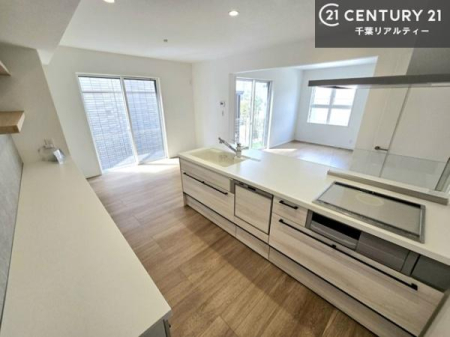 �L�b�`�� ��l�C�̑Ζʎ��V�X�e���L�b�`�����̗p���Ă��܂��I���Ƒ��̃R�~���j�P�[�V���������R�Ƒ�����݌v�ł��B
���q�l�ɂ��ڂ��͂��̂Ŋ������ł��ˁB���[�͂�����܂��I