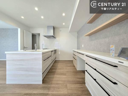 �L�b�`�� ���[�X�y�[�X���[�����Ă���A�L�b�`���܂�����������ƕۂ��Ȃ���A�L�X�Ƃ��������X�y�[�X���m�ہB���K�ȍ�Ɗ��ŁA�����̂����������X���[�Y�ɂ͂��ǂ�܂��B